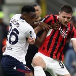 Jhon Lucumi mengawal Luka Jovic dalam duel Bologna vs AC Milan