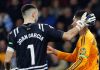 Joan Garcia menepuk kepala Jude Bellingham di laga Espanyol vs Real Madrid