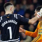 Joan Garcia menepuk kepala Jude Bellingham di laga Espanyol vs Real Madrid