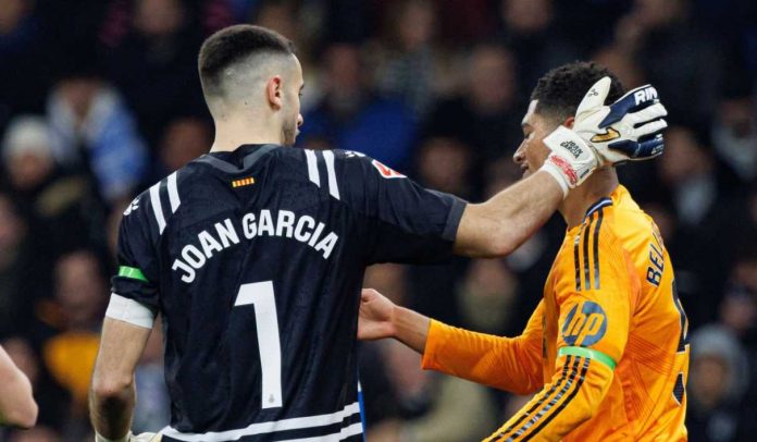 Joan Garcia menepuk kepala Jude Bellingham di laga Espanyol vs Real Madrid