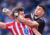 Joan Garcia meninju bola dari upaya sundulan Alexander Sorloth