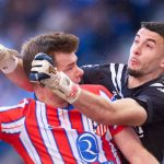 Joan Garcia meninju bola dari upaya sundulan Alexander Sorloth