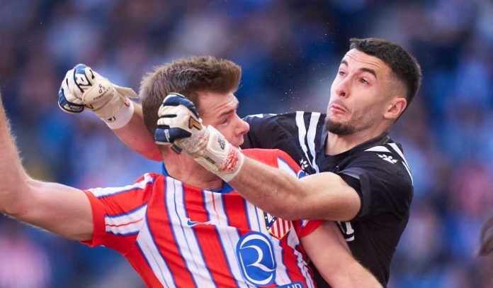 Joan Garcia meninju bola dari upaya sundulan Alexander Sorloth