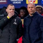 John Heitinga berdiri bersama Arne Slot