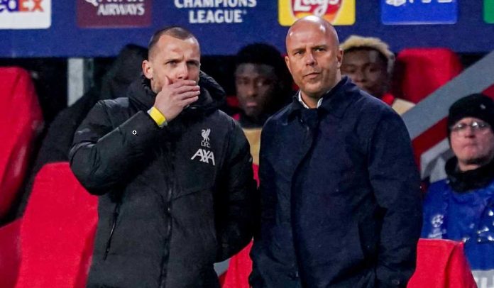 John Heitinga berdiri bersama Arne Slot
