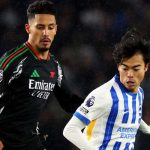 Kaoru Mitoma coba lepas dari kawalan William Saliba