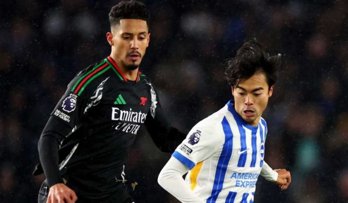 Kaoru Mitoma coba lepas dari kawalan William Saliba