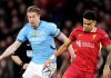 Kevin de Bruyne berebut bola dengan Luis Diaz