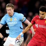 Kevin de Bruyne berebut bola dengan Luis Diaz