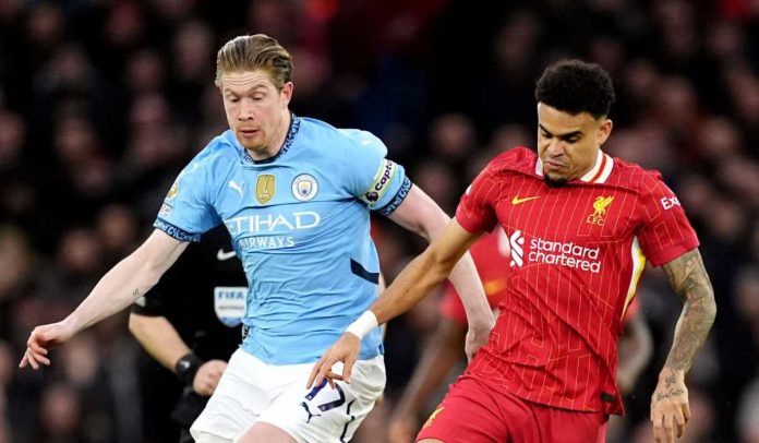 Kevin de Bruyne berebut bola dengan Luis Diaz