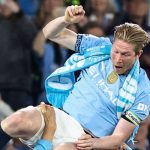 Kevin de Bruyne diangkat rekan-rekannya di laga kandang terakhirnya di Manchester City