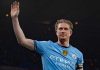 Kevin de Bruyne melambaikan tangan ke fans Manchester City
