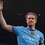 Kevin de Bruyne melambaikan tangan ke fans Manchester City