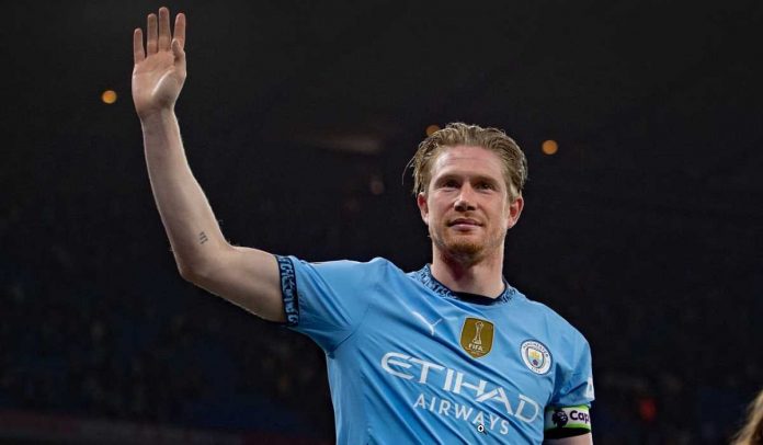 Kevin de Bruyne melambaikan tangan ke fans Manchester City