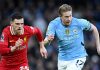 Kevin de Bruyne menggiring bola dibayangi Andrew Robertson