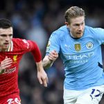 Kevin de Bruyne menggiring bola dibayangi Andrew Robertson