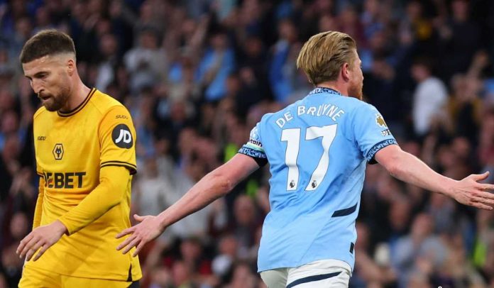Kevin de Bruyne merayakan gol ke gawang Wolves