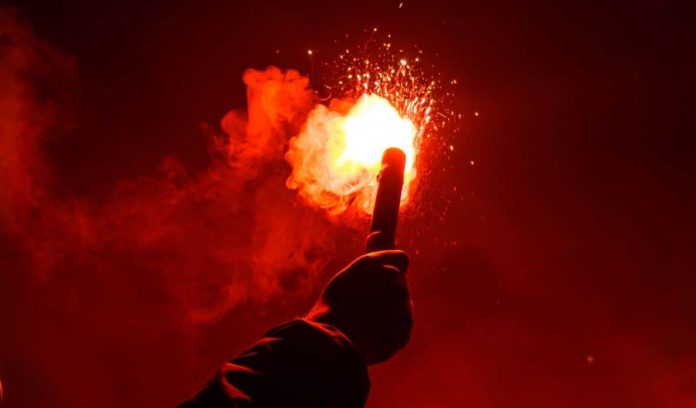 Laga PSS Sleman vs Persija Jakarta dihentikan karena flare