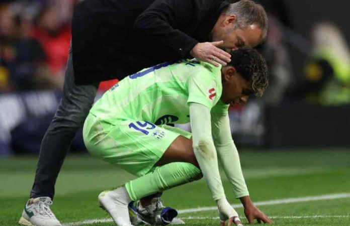 Lamine Yamal dan pelatih Hansi Flick dalam sebuah laga Barcelona
