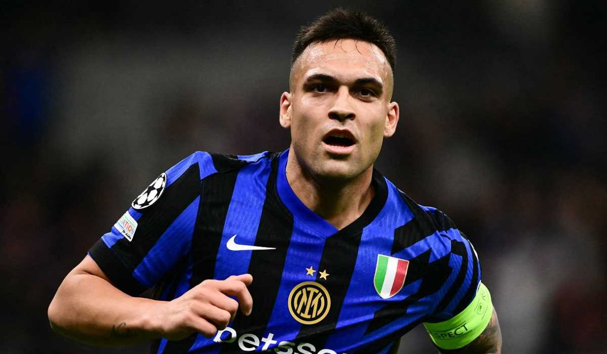 Lautaro Martinez berlari merayakan gol ke gawang Barcelona