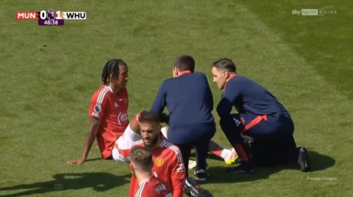 Leny Yoro pemain Manchester United cedera saat laga melawan West Ham United