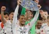 Leroy Sane saat mengangkat trofi juara Bundesliga