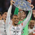 Leroy Sane saat mengangkat trofi juara Bundesliga