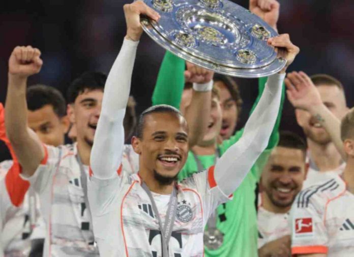 Leroy Sane saat mengangkat trofi juara Bundesliga