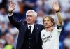 Luka Modric dan Carlo Ancelotti melampaikan tangan salam perpisahan ke fans Real Madrid
