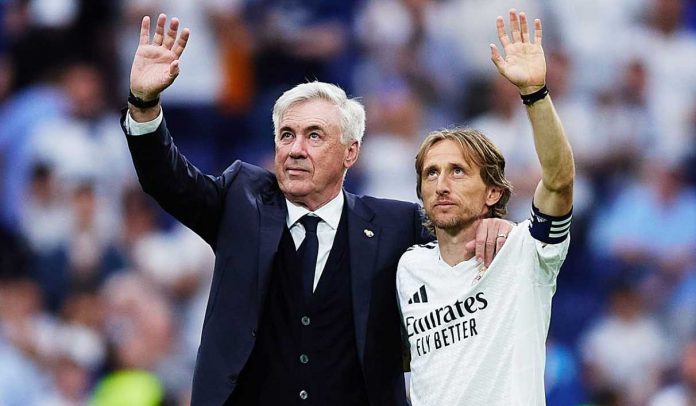 Luka Modric dan Carlo Ancelotti melampaikan tangan salam perpisahan ke fans Real Madrid