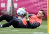 Manuel Neuer dalam sebuah sesi latihan Bayern Munchen