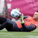 Manuel Neuer dalam sebuah sesi latihan Bayern Munchen