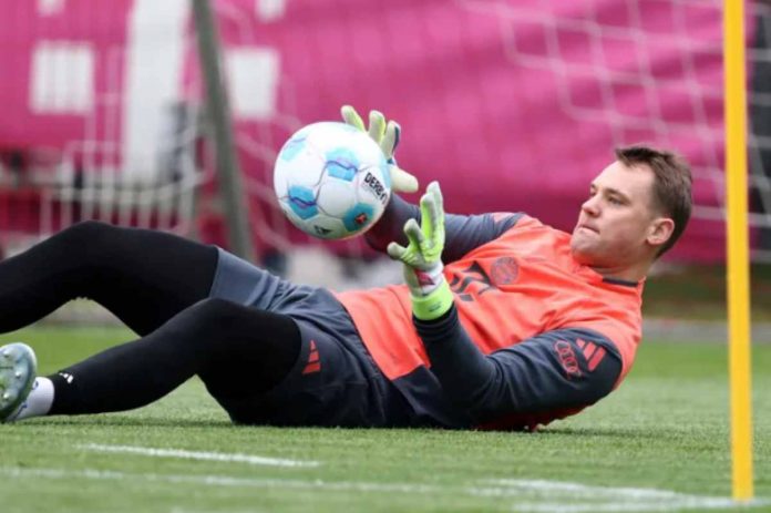 Manuel Neuer dalam sebuah sesi latihan Bayern Munchen