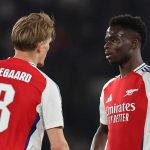 Martin Odegaard dan Bukayo Saka di laga PSV vs Arsenal
