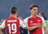 Martin Odegaard dan Leandro Trossard saling menenangkan usai kekalahan Arsenal dari PSG