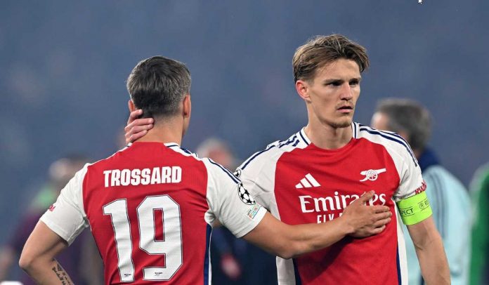 Martin Odegaard dan Leandro Trossard saling menenangkan usai kekalahan Arsenal dari PSG