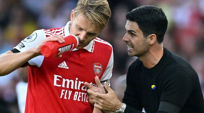 Martin Odegaard dan Mikel Arteta pelatih Arsenal