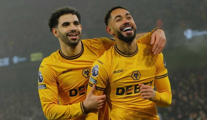 Matheus Cunha merayakan gol bersama Rayan Ait-Nouri