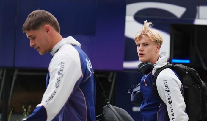 Micky van de Ven dan Lucas Begvall tiba di bandara Bilbao