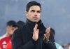 Mikel Arteta bertepuk tangan ke fans usai kekalahan Arsenal dari PSG