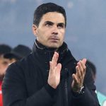 Mikel Arteta bertepuk tangan ke fans usai kekalahan Arsenal dari PSG