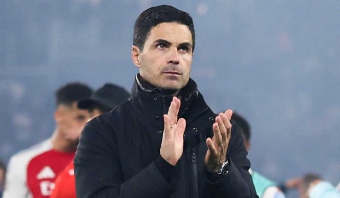 Mikel Arteta bertepuk tangan ke fans usai kekalahan Arsenal dari PSG