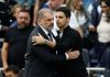 Mikel Arteta memeluk Ange Postecoglou usai laga Tottenham Hotspur vs Arsenal