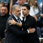 Mikel Arteta memeluk Ange Postecoglou usai laga Tottenham Hotspur vs Arsenal
