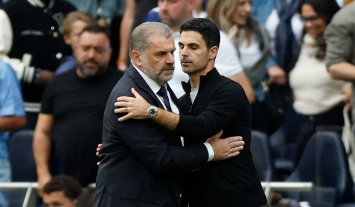 Mikel Arteta memeluk Ange Postecoglou usai laga Tottenham Hotspur vs Arsenal