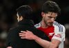 Mikel Arteta memeluk Declan Rice yang ditarik keluar