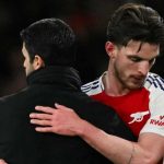 Mikel Arteta memeluk Declan Rice yang ditarik keluar
