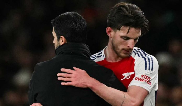 Mikel Arteta memeluk Declan Rice yang ditarik keluar