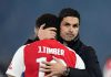 Mikel Arteta memeluk Jurrien Timber usai kekalahan Arsenal dari PSG
