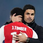 Mikel Arteta memeluk Jurrien Timber usai kekalahan Arsenal dari PSG